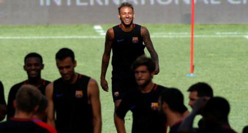 ماركا: زملاء نيمار يقنعونه بالبقاء في برشلونة.. وأزمة تهدد استمراره